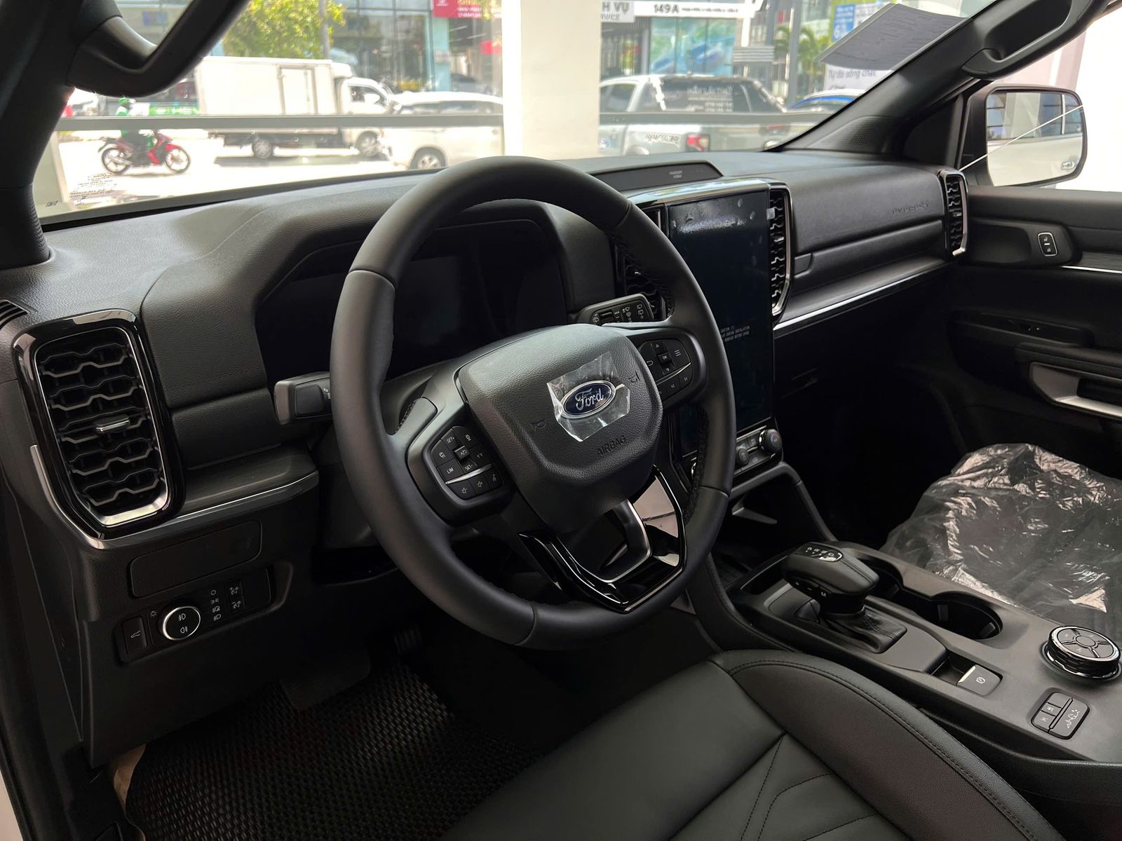 Hình ảnh xe FORD EVEREST 2.0L ST5 6AT 2WD TITANIUM TRẮNG