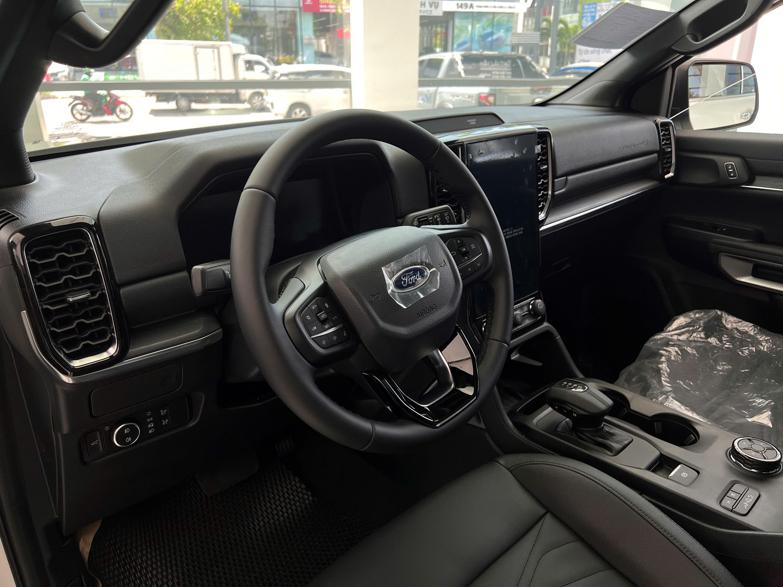 Hình ảnh xe FORD EVEREST 2.0L ST5 6AT 2WD TITANIUM TRẮNG