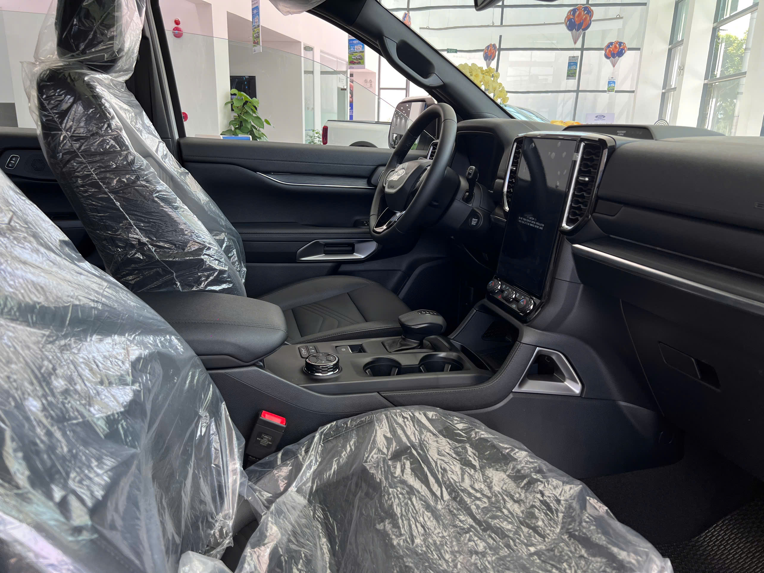 Hình ảnh xe FORD EVEREST 2.0L ST5 6AT 2WD TITANIUM TRẮNG