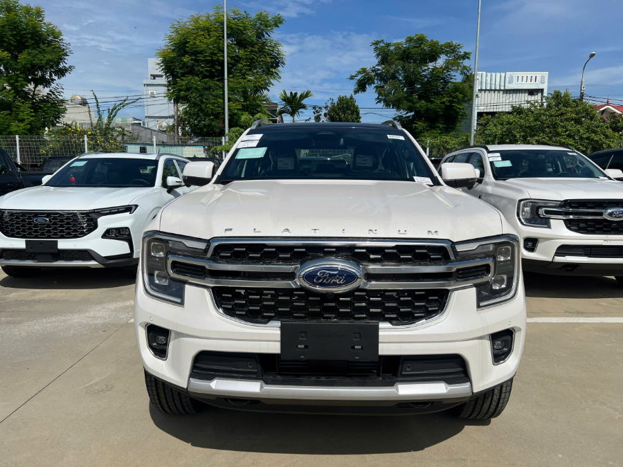 Hình ảnh xe FORD EVEREST 2.0L ST5 10AT 4x4 PLATINUM TRẮNG ĐẶC BIỆT