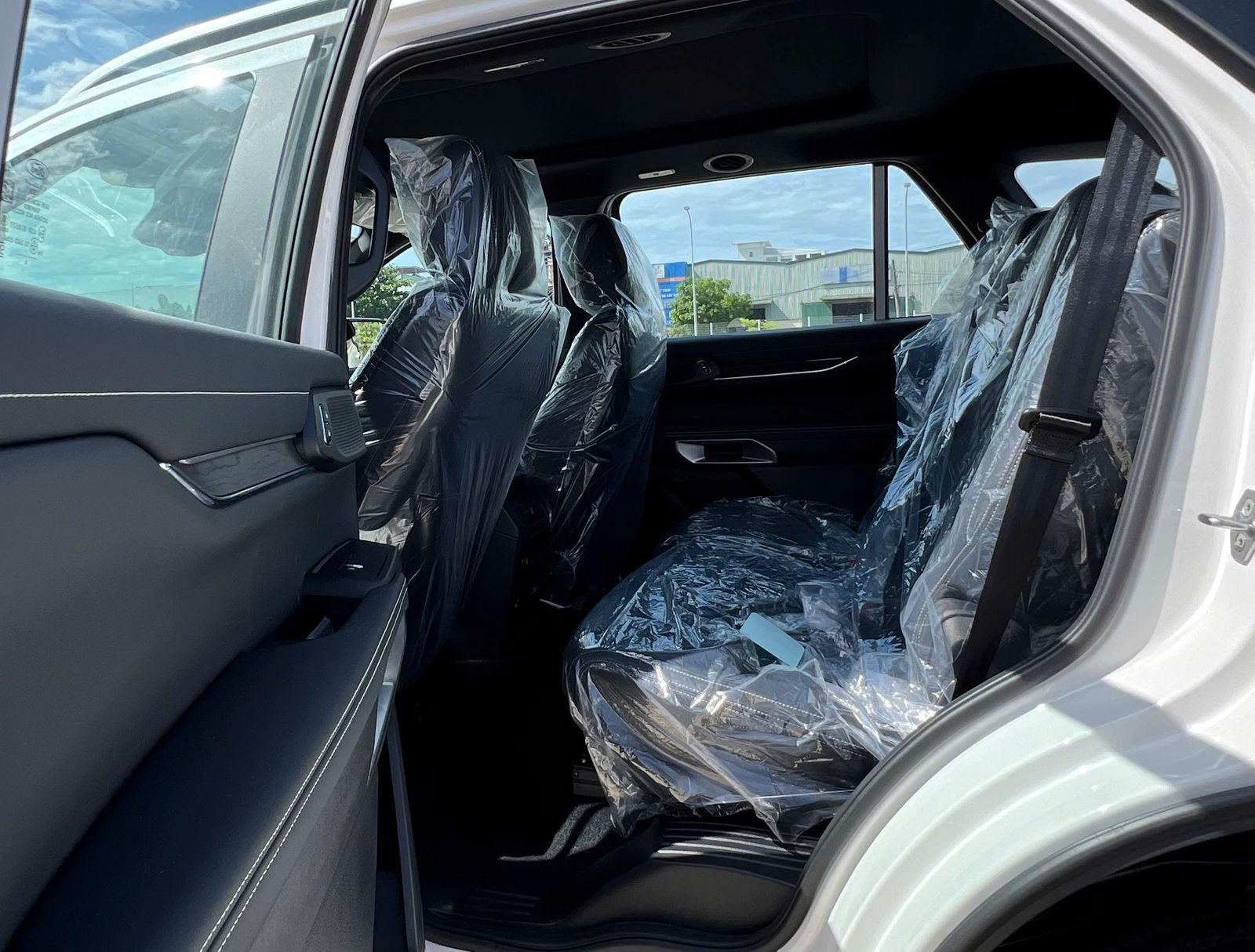 Hình ảnh xe FORD EVEREST 2.0L ST5 10AT 4x4 PLATINUM TRẮNG ĐẶC BIỆT