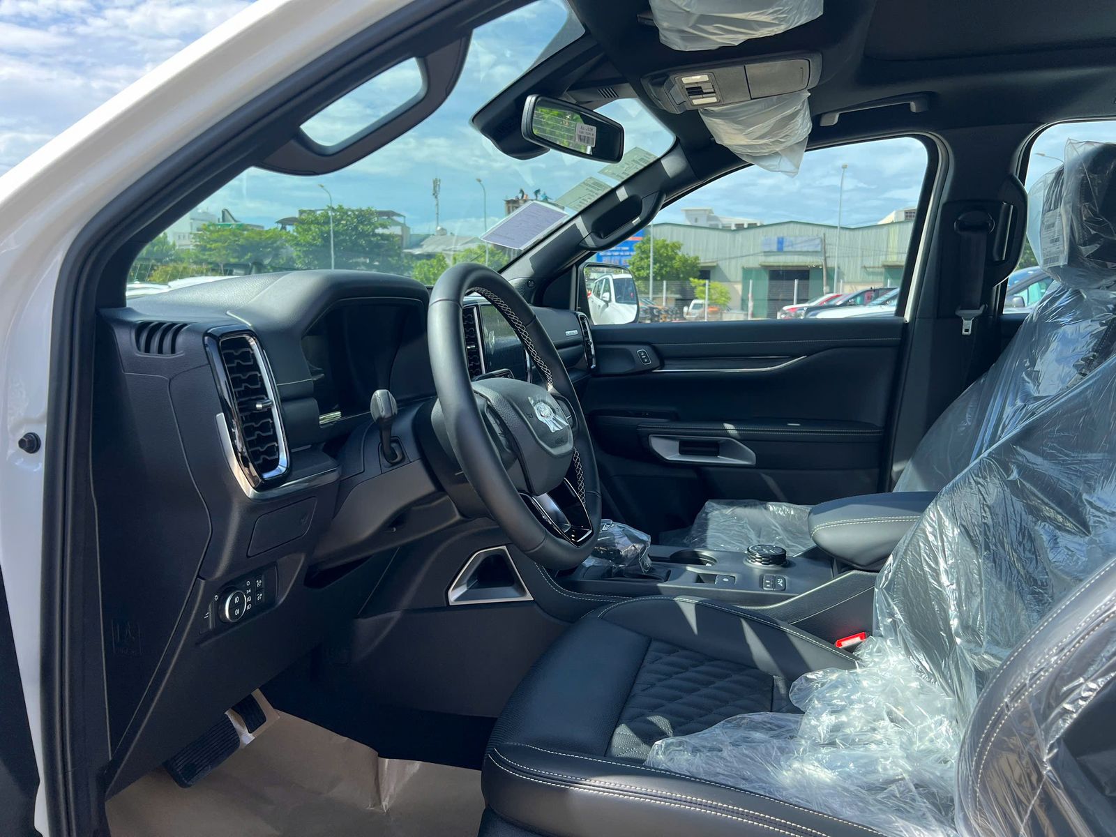 Hình ảnh xe FORD EVEREST 2.0L ST5 10AT 4x4 PLATINUM TRẮNG ĐẶC BIỆT