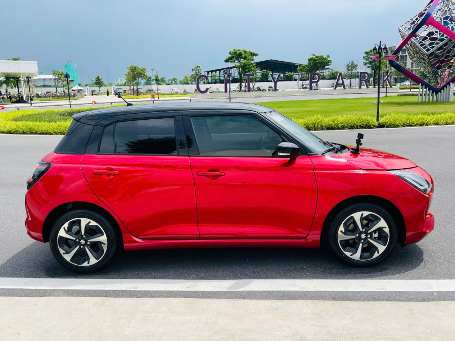Hình ảnh xe Suzuki Swift Hybrid 2025 Màu Đỏ, an toàn ADAS, 6 túi khí, nhập khẩu Nhật Bản
