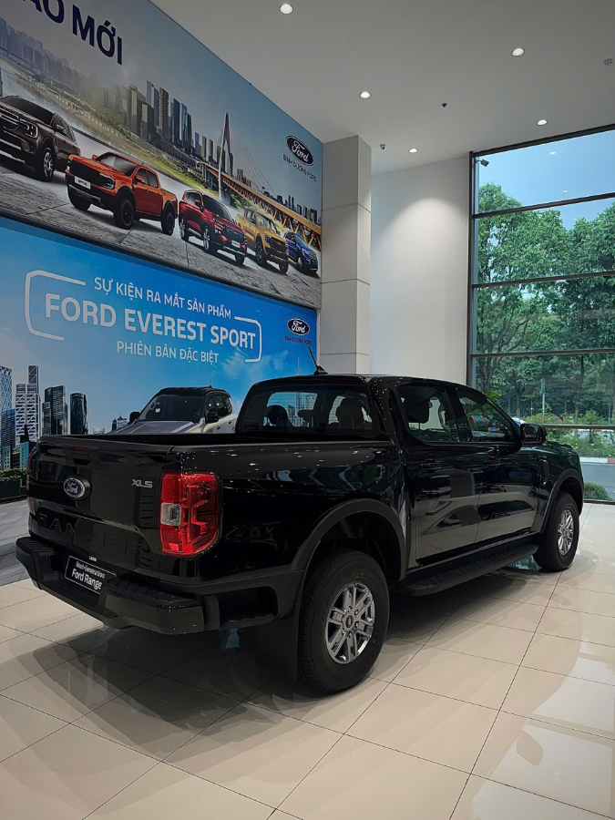 Hình ảnh xe Ford Ranger XLS AT 4x2 2025 Màu Đen
