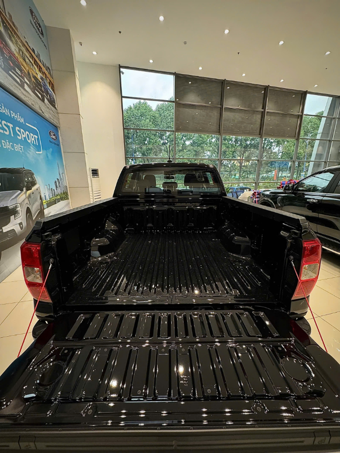 Hình ảnh xe Ford Ranger XLS AT 4x2 2025 Màu Đen