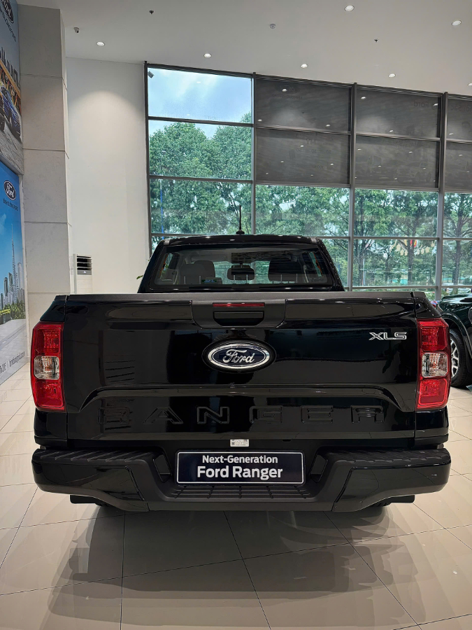 Hình ảnh xe Ford Ranger XLS AT 4x2 2025 Màu Đen