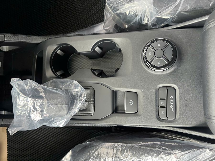 Hình ảnh xe FORD EVEREST 2.0L ST5 6AT 2WD TITANIUM ĐEN