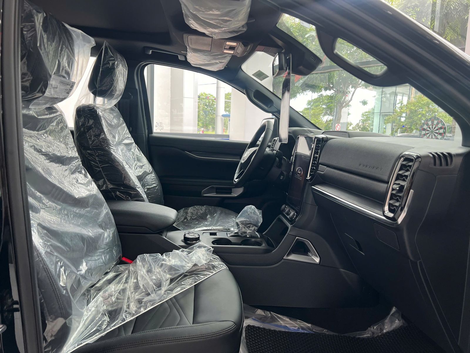 Hình ảnh xe FORD EVEREST 2.0L ST5 6AT 2WD TITANIUM ĐEN