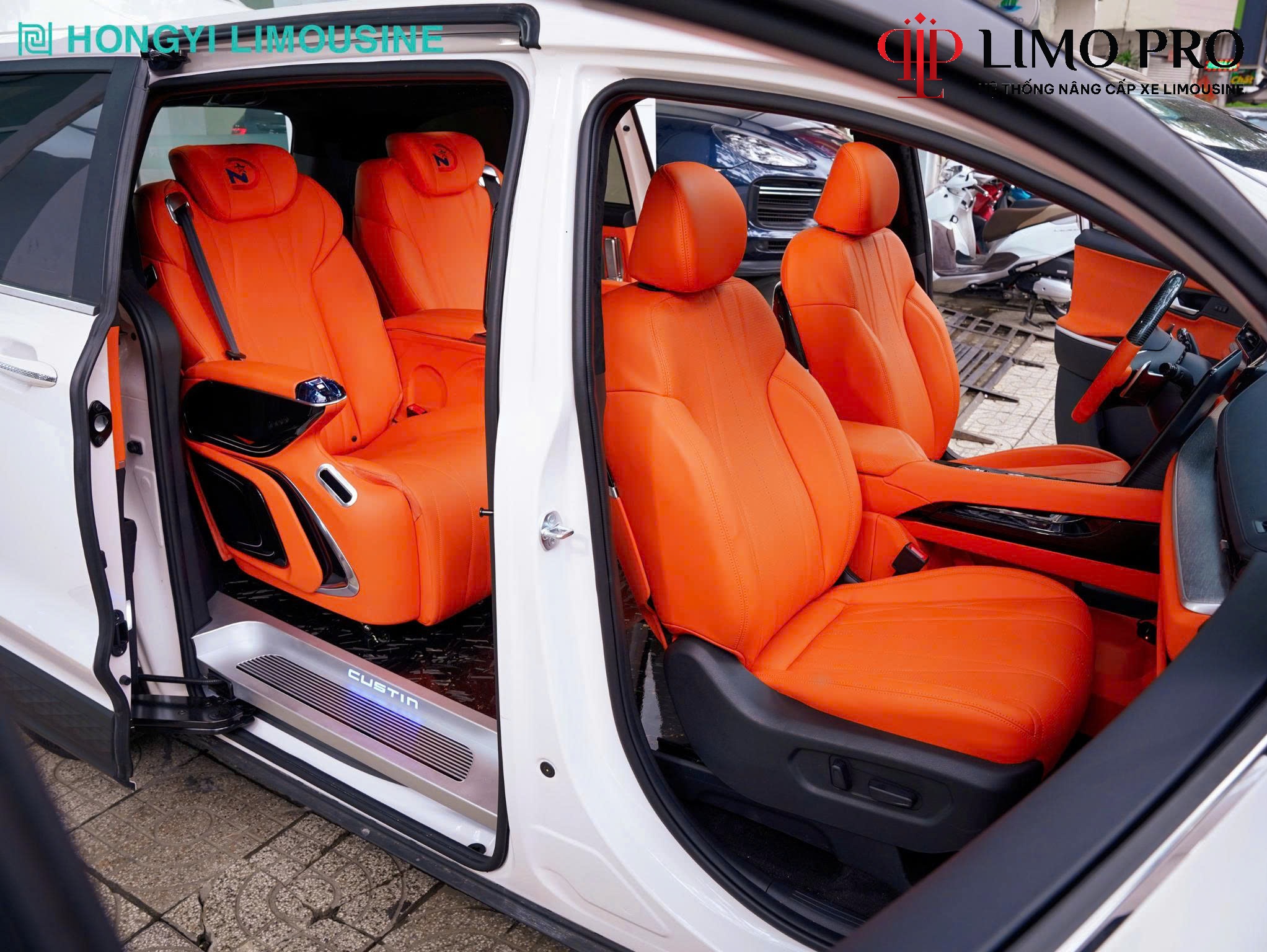 Hình ảnh xe VẪN LÀ CUSTIN, NHƯNG KHOANG SAU GIỜ ĐÂY LÀ LIMOUSINE CHÍNH HIỆU!