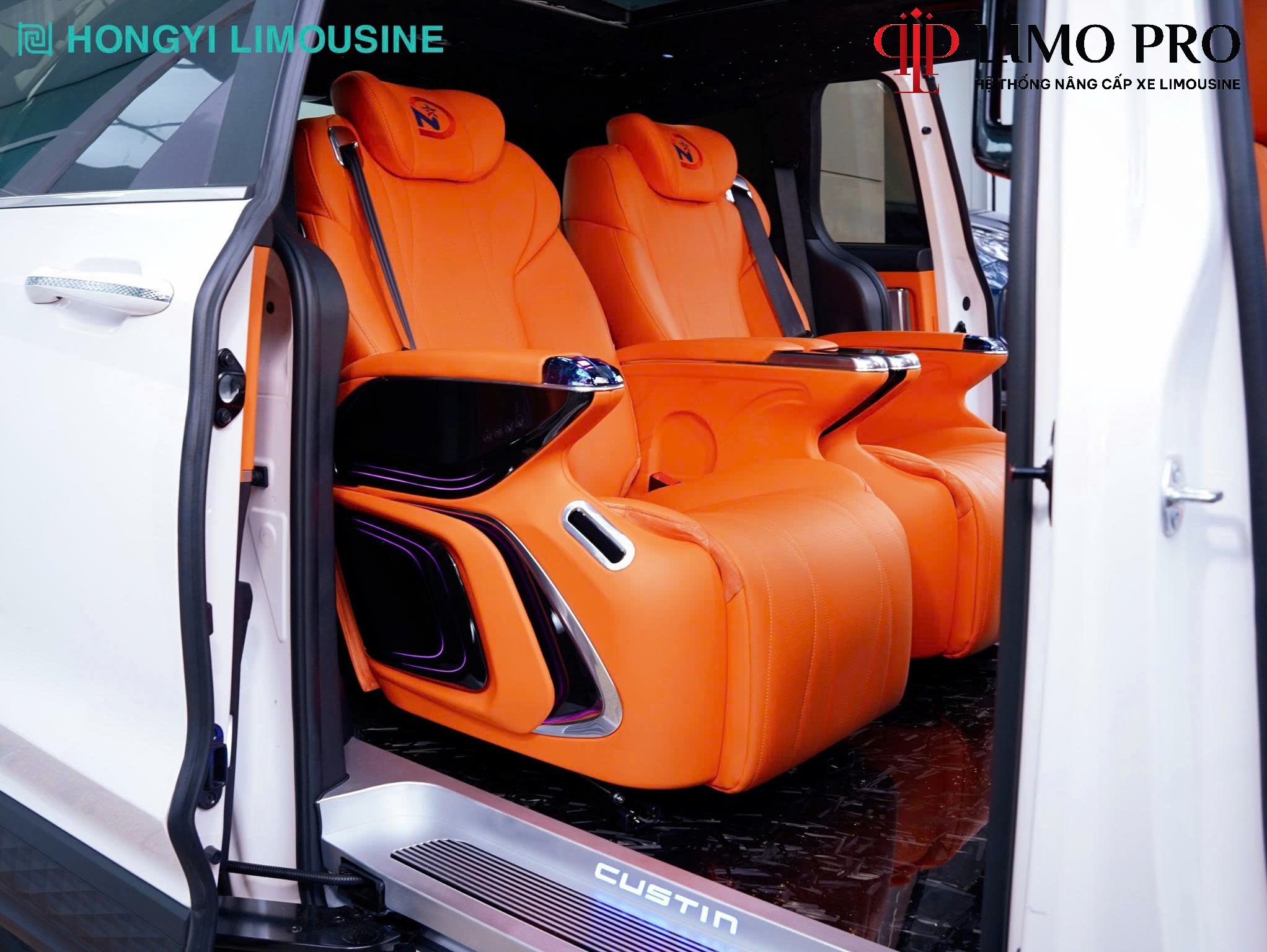 Hình ảnh xe VẪN LÀ CUSTIN, NHƯNG KHOANG SAU GIỜ ĐÂY LÀ LIMOUSINE CHÍNH HIỆU!