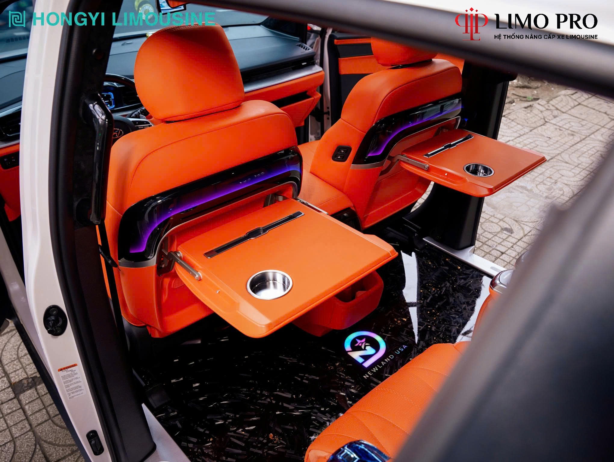 Hình ảnh xe VẪN LÀ CUSTIN, NHƯNG KHOANG SAU GIỜ ĐÂY LÀ LIMOUSINE CHÍNH HIỆU!