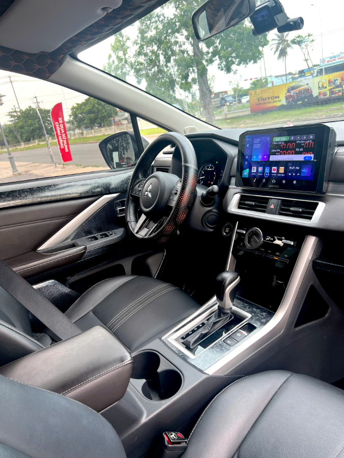 Hình ảnh xe Xpander Premium Xám Bạc 2024