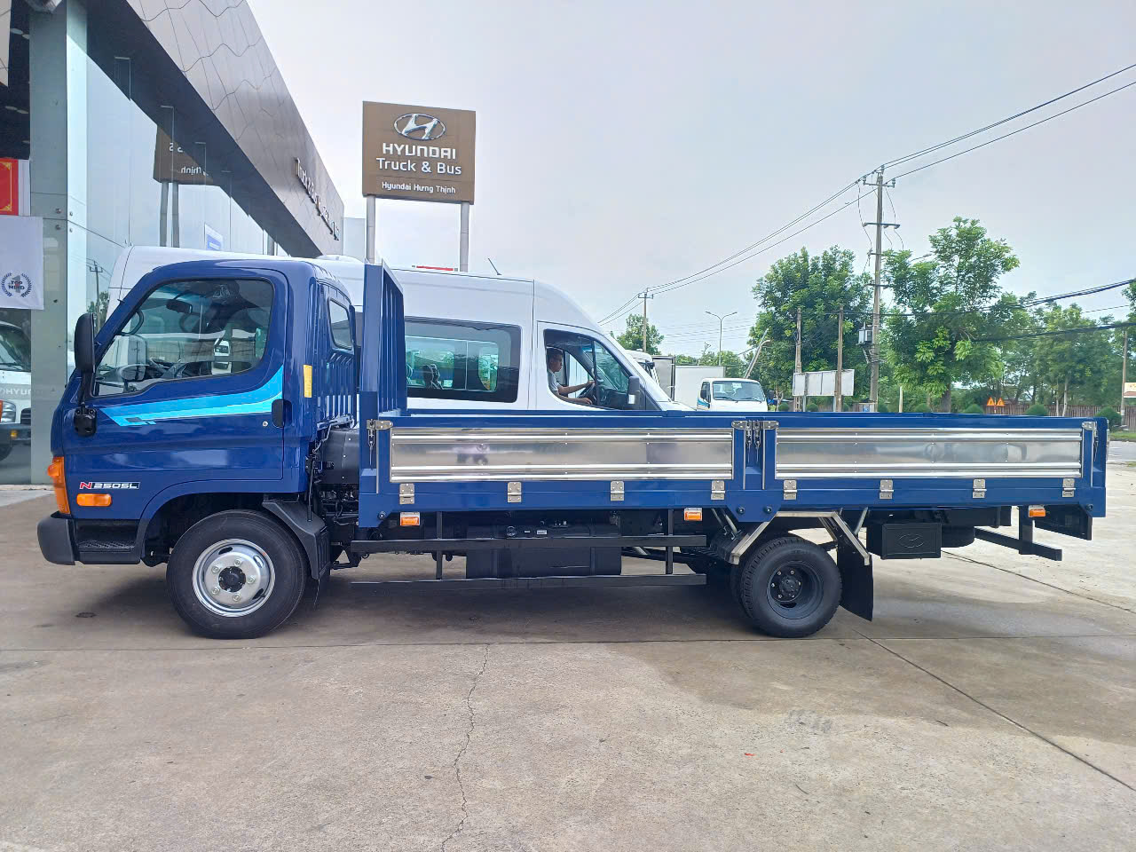 Hình ảnh xe HYUNDAI MIGHTY N250SL THÙNG LỬNG TẢI TRỌNG 2.5 TẤN THÙNG DÀI 4.5M