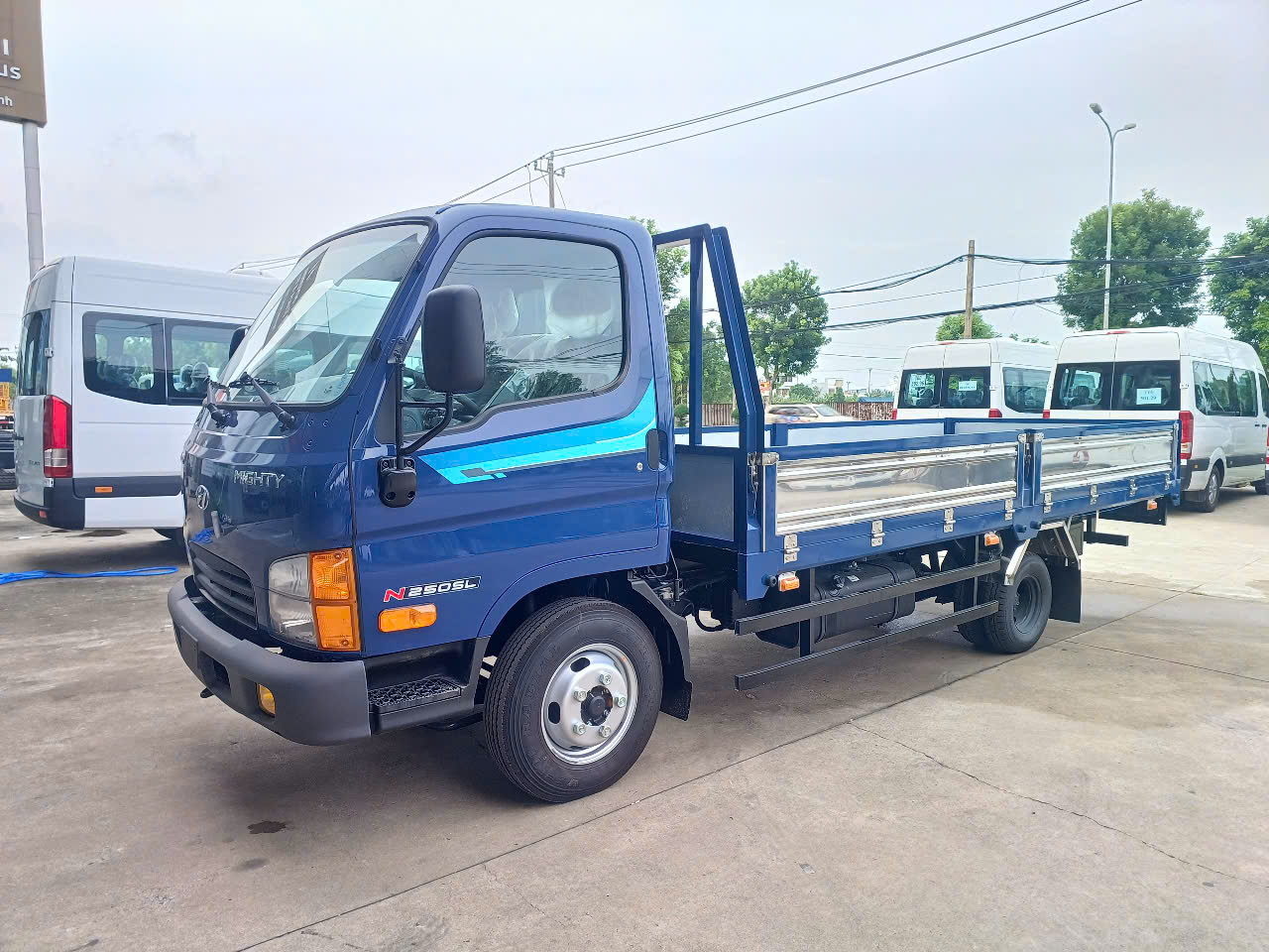 Hình ảnh xe HYUNDAI MIGHTY N250SL THÙNG LỬNG TẢI TRỌNG 2.5 TẤN THÙNG DÀI 4.5M