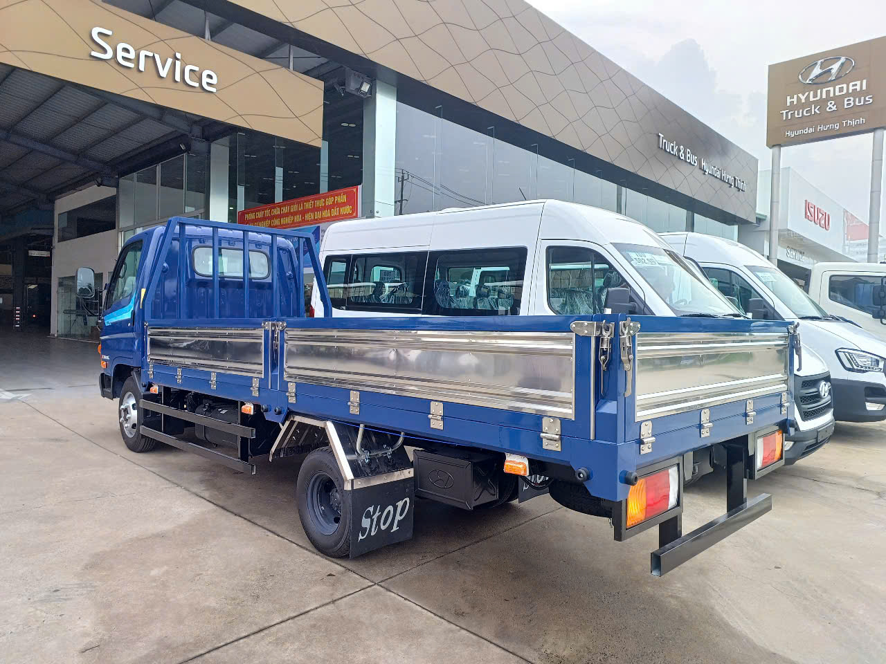 Hình ảnh xe HYUNDAI MIGHTY N250SL THÙNG LỬNG TẢI TRỌNG 2.5 TẤN THÙNG DÀI 4.5M