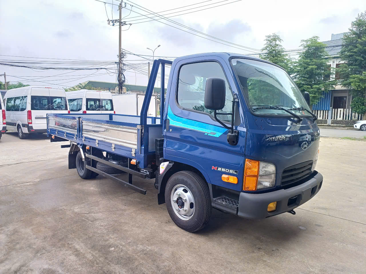 Hình ảnh xe HYUNDAI MIGHTY N250SL THÙNG LỬNG TẢI TRỌNG 2.5 TẤN THÙNG DÀI 4.5M