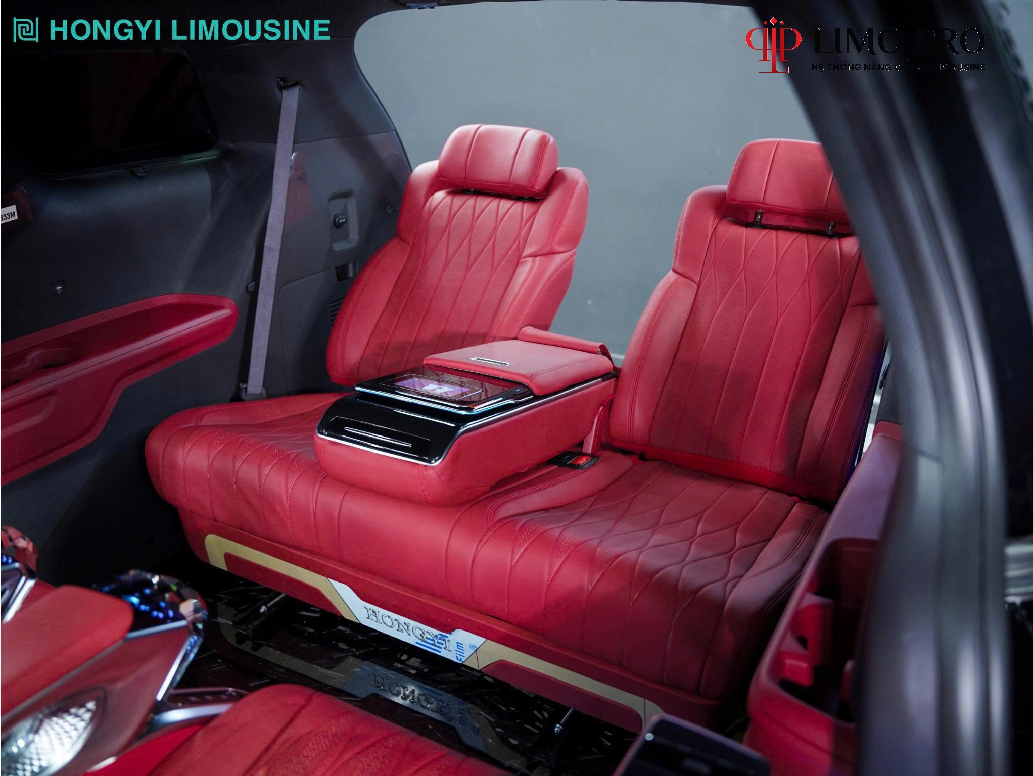 Hình ảnh xe Sofa Bed 4.0 lưng rời – Ghế ngồi linh hoạt, giường nằm êm ái, tất cả chỉ với vài thao tác.