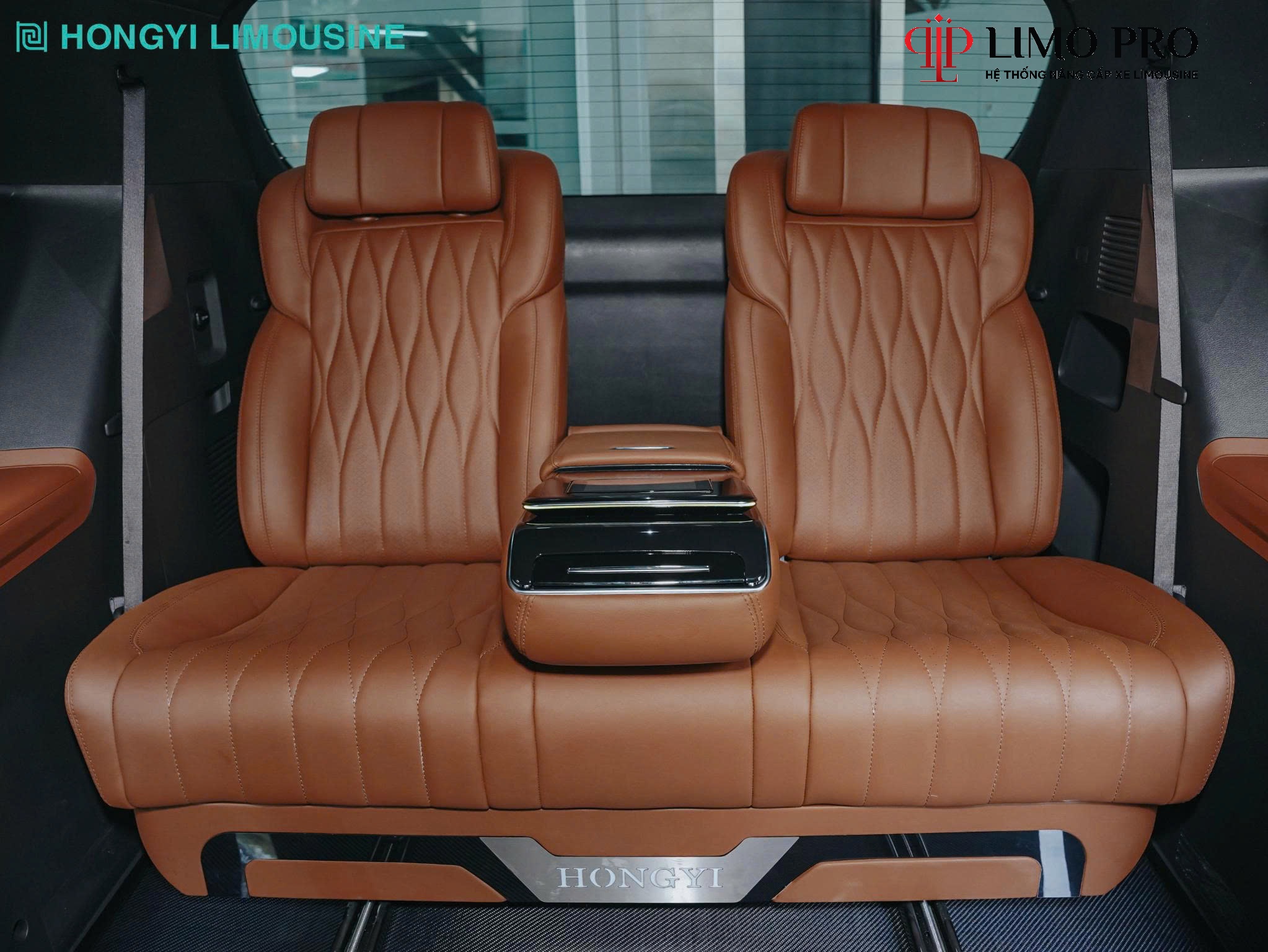 Hình ảnh xe Sofa Bed 4.0 lưng rời – Ghế ngồi linh hoạt, giường nằm êm ái, tất cả chỉ với vài thao tác.