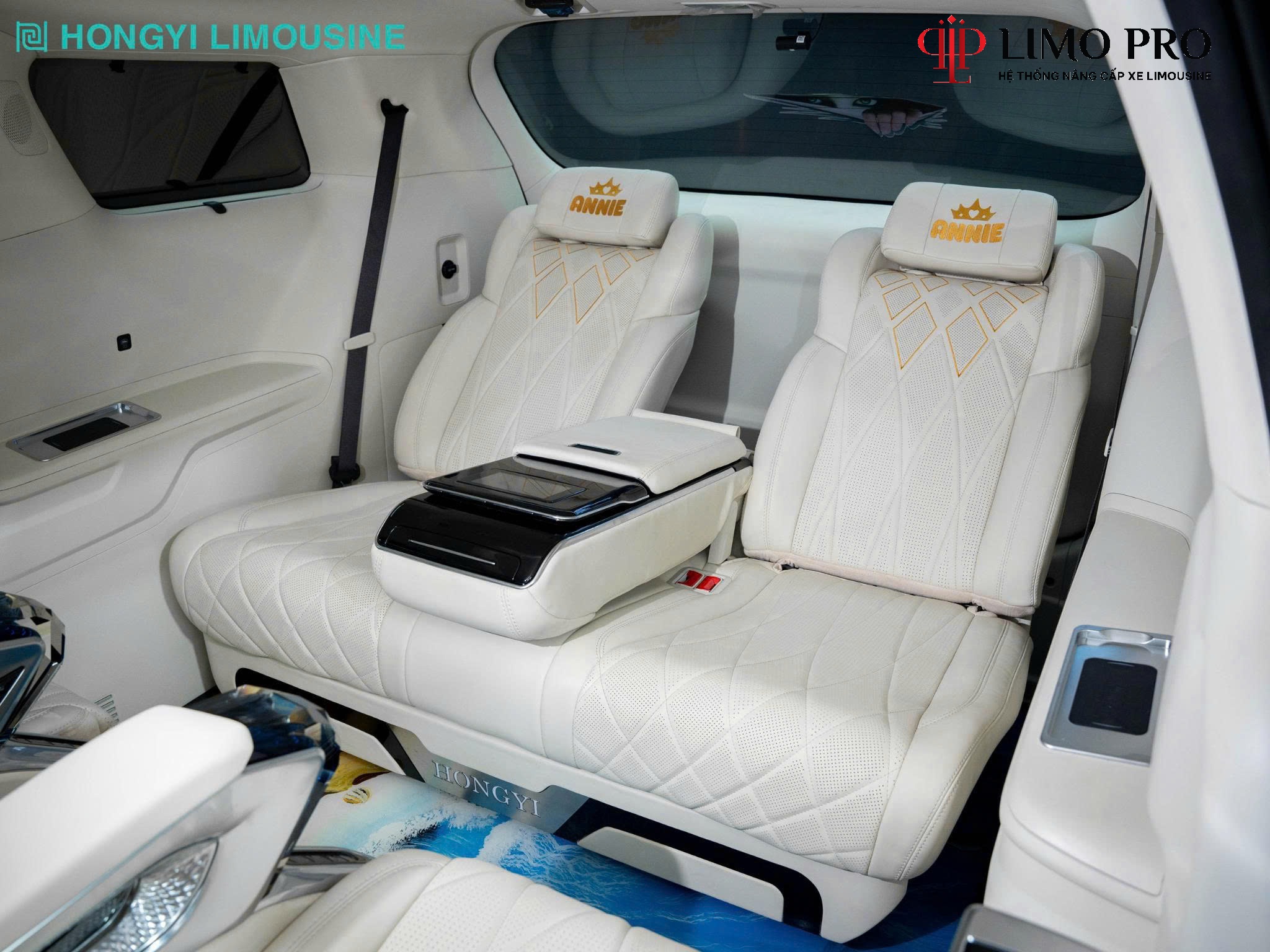 Hình ảnh xe Sofa Bed 4.0 lưng rời – Ghế ngồi linh hoạt, giường nằm êm ái, tất cả chỉ với vài thao tác.