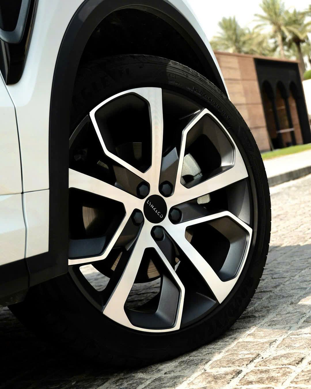 Hình ảnh xe LYNK & CO 01 2025