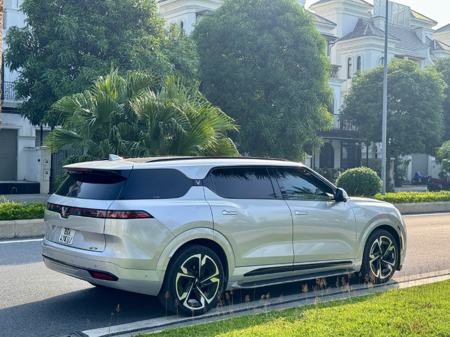 Hình ảnh xe VF9 bản plus sx 2023 miễn phí sạc đến t7/2027