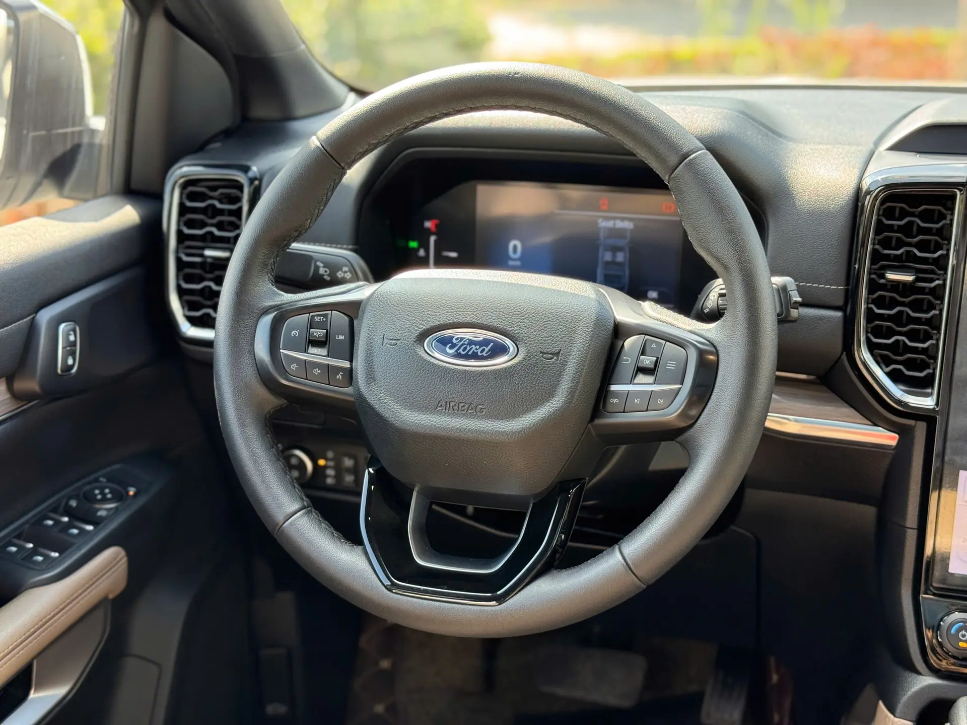 Hình ảnh xe FORD EVEREST TITANIUM 4X2 2022, Trắng