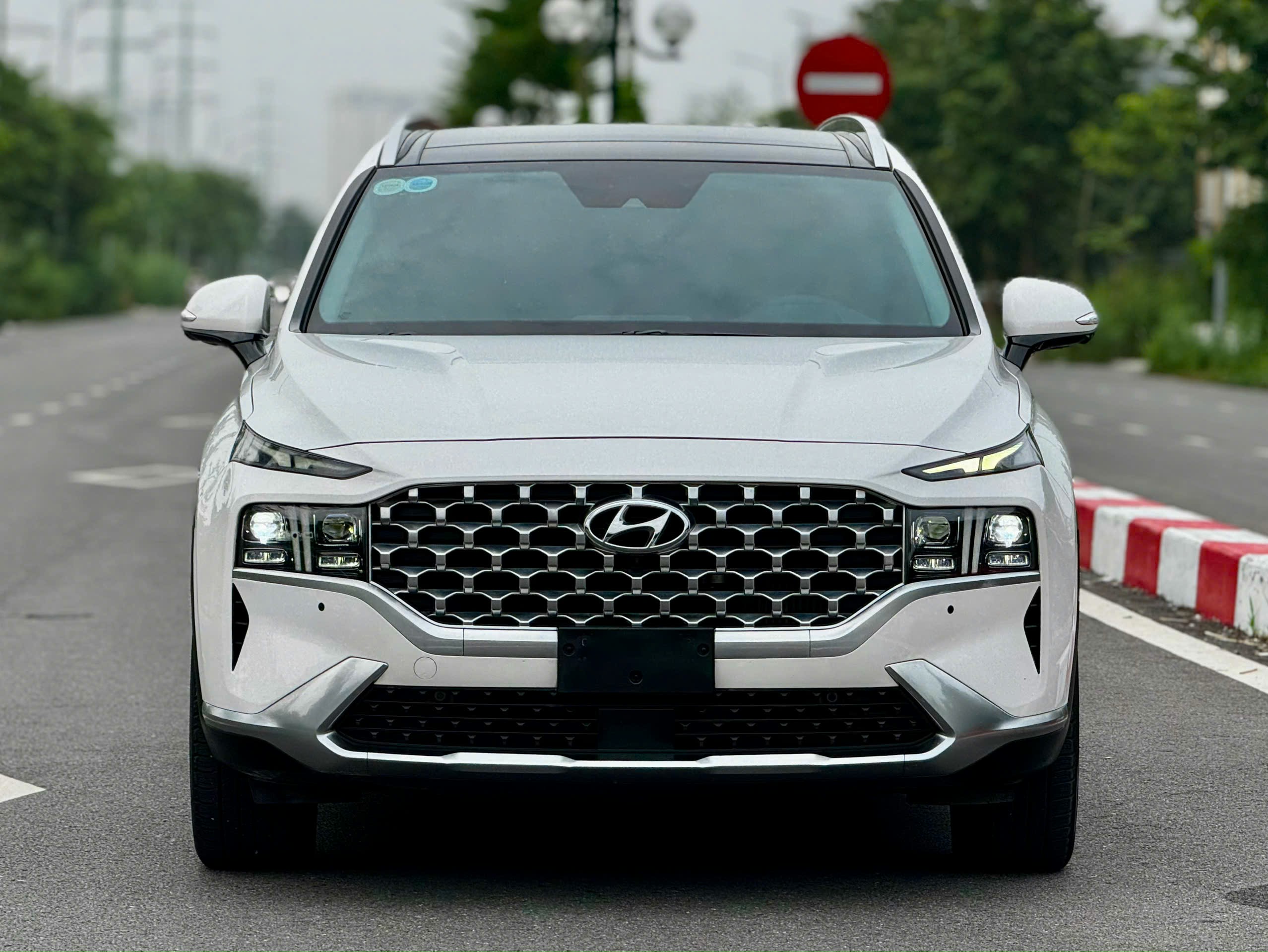 Hình ảnh xe 𝐇𝐲𝐮𝐧𝐝𝐚𝐢 𝐒𝐚𝐧𝐭𝐚𝐟𝐞 𝐏𝐫𝐞𝐦𝐢𝐮𝐦 𝐃𝐚̂̀𝐮 𝟐.𝟐𝐀𝐓 - 𝟐𝟎𝟐𝟑