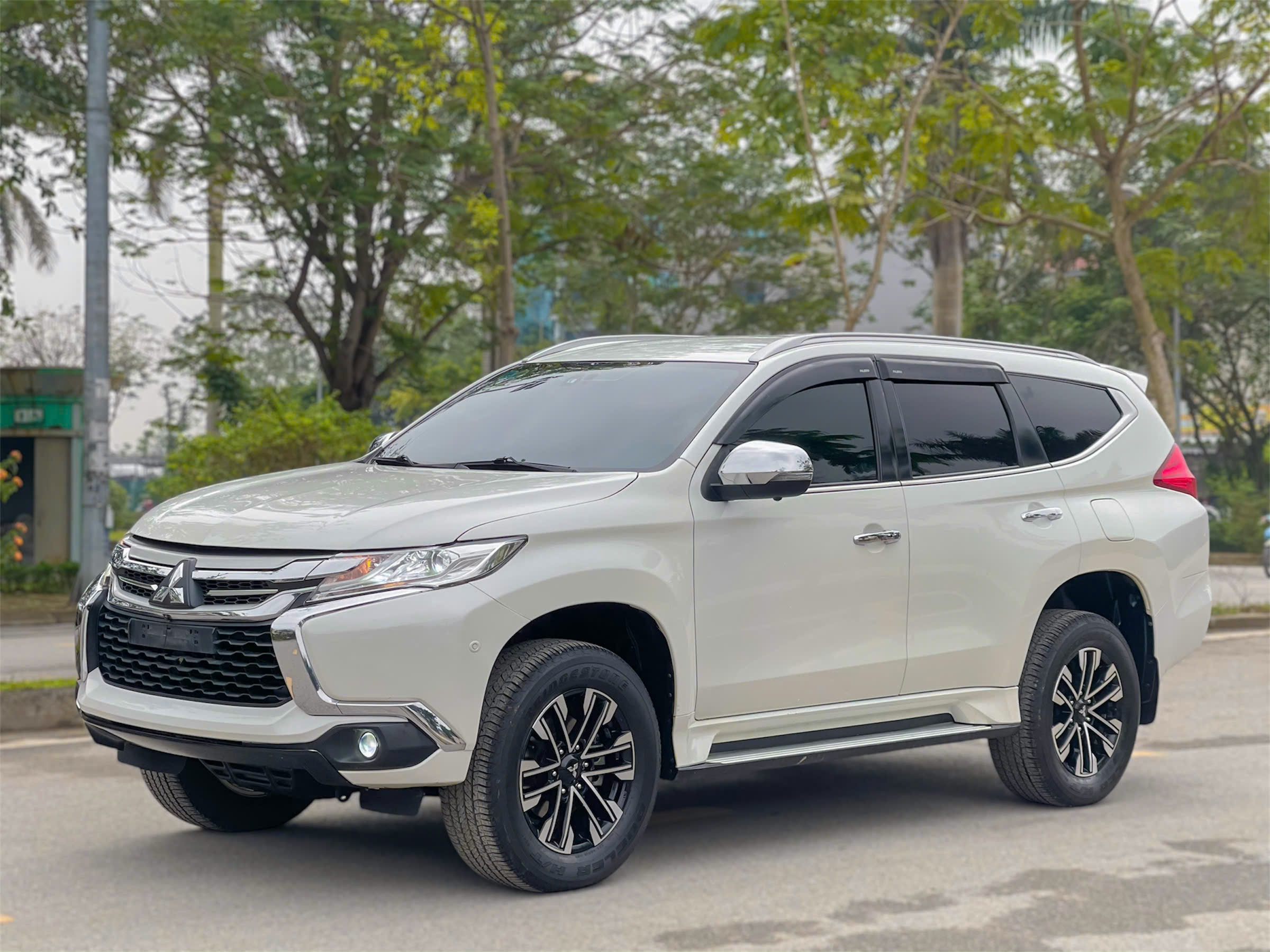 Hình ảnh xe Pajero Sport 4x2 AT máy xăng 3.0 2017 odo 9v9