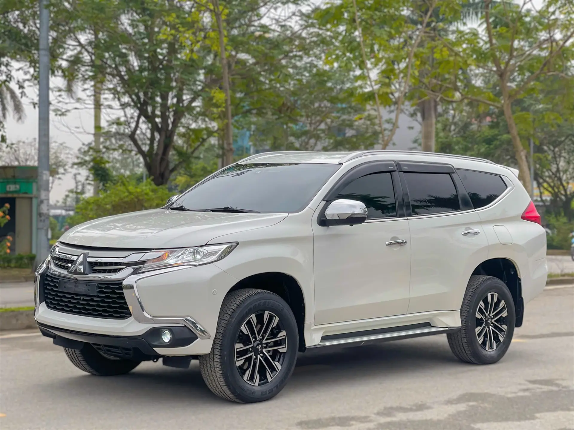Hình ảnh xe Pajero Sport 4x2 AT máy xăng 3.0 2017 odo 9v9