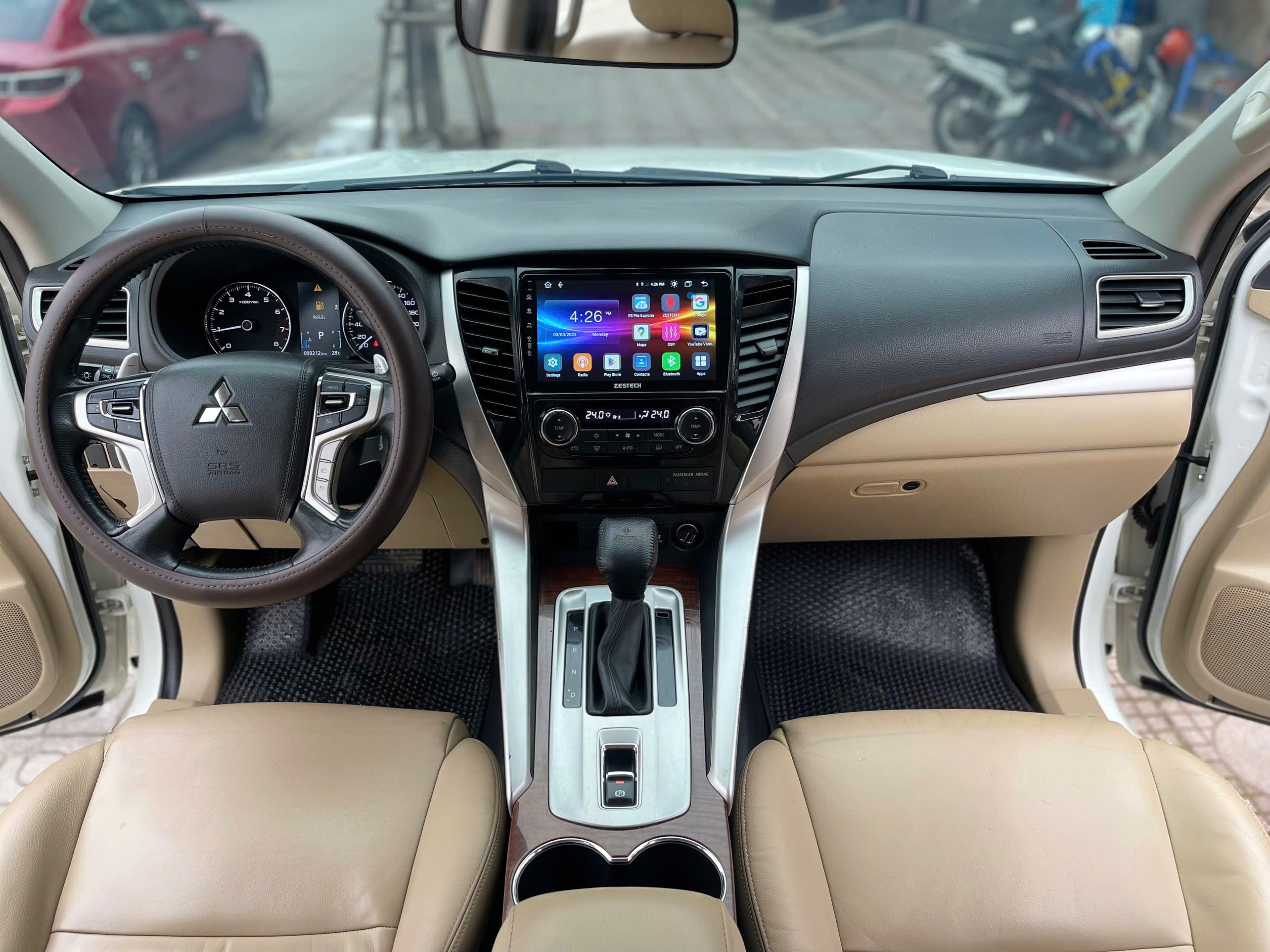 Hình ảnh xe Pajero Sport 4x2 AT máy xăng 3.0 2017 odo 9v9