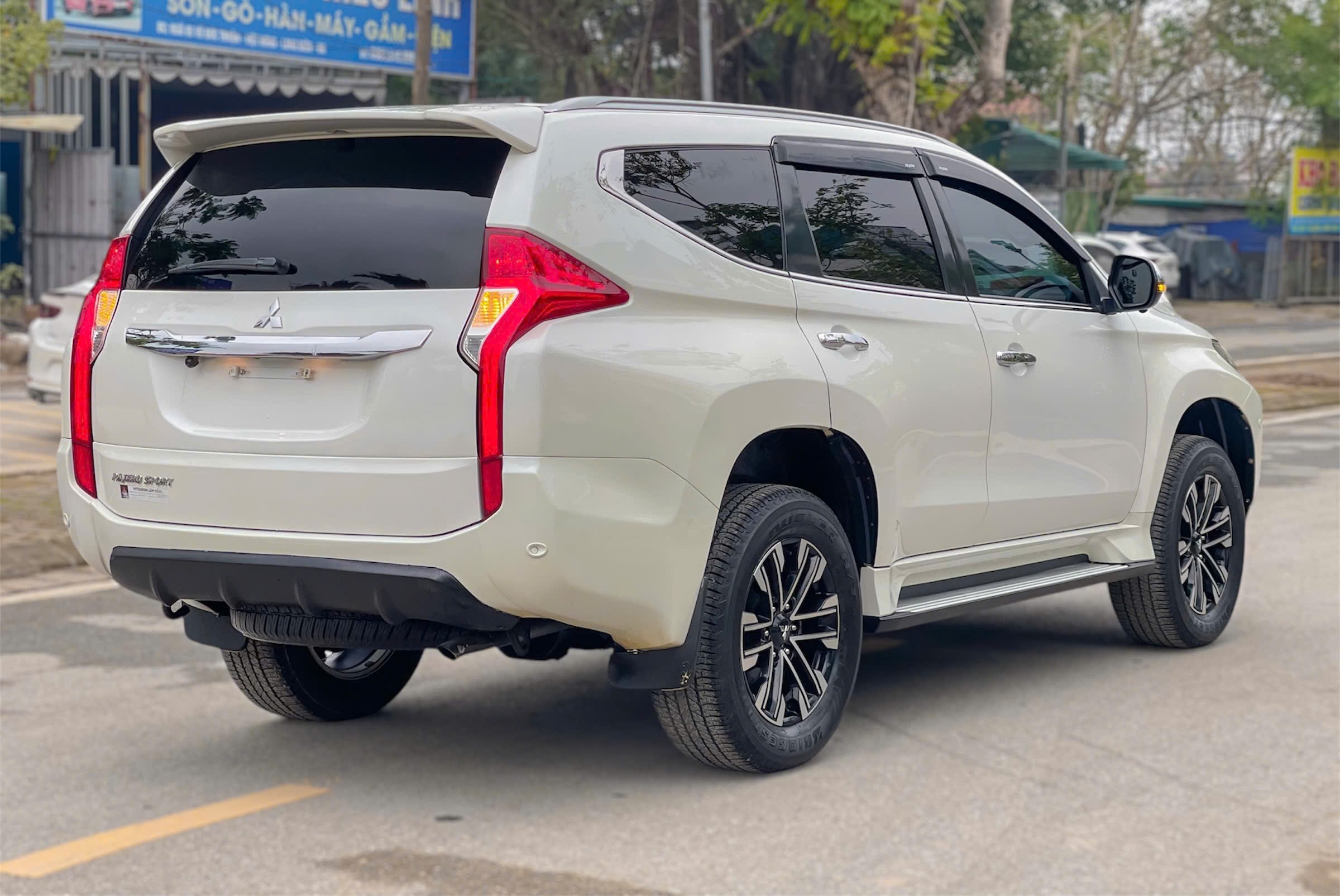 Hình ảnh xe Pajero Sport 4x2 AT máy xăng 3.0 2017 odo 9v9