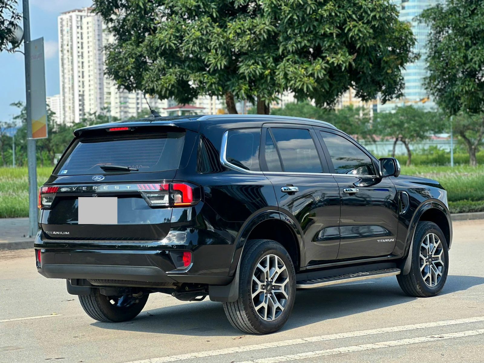 Hình ảnh xe Everest titanium 4x2 2024