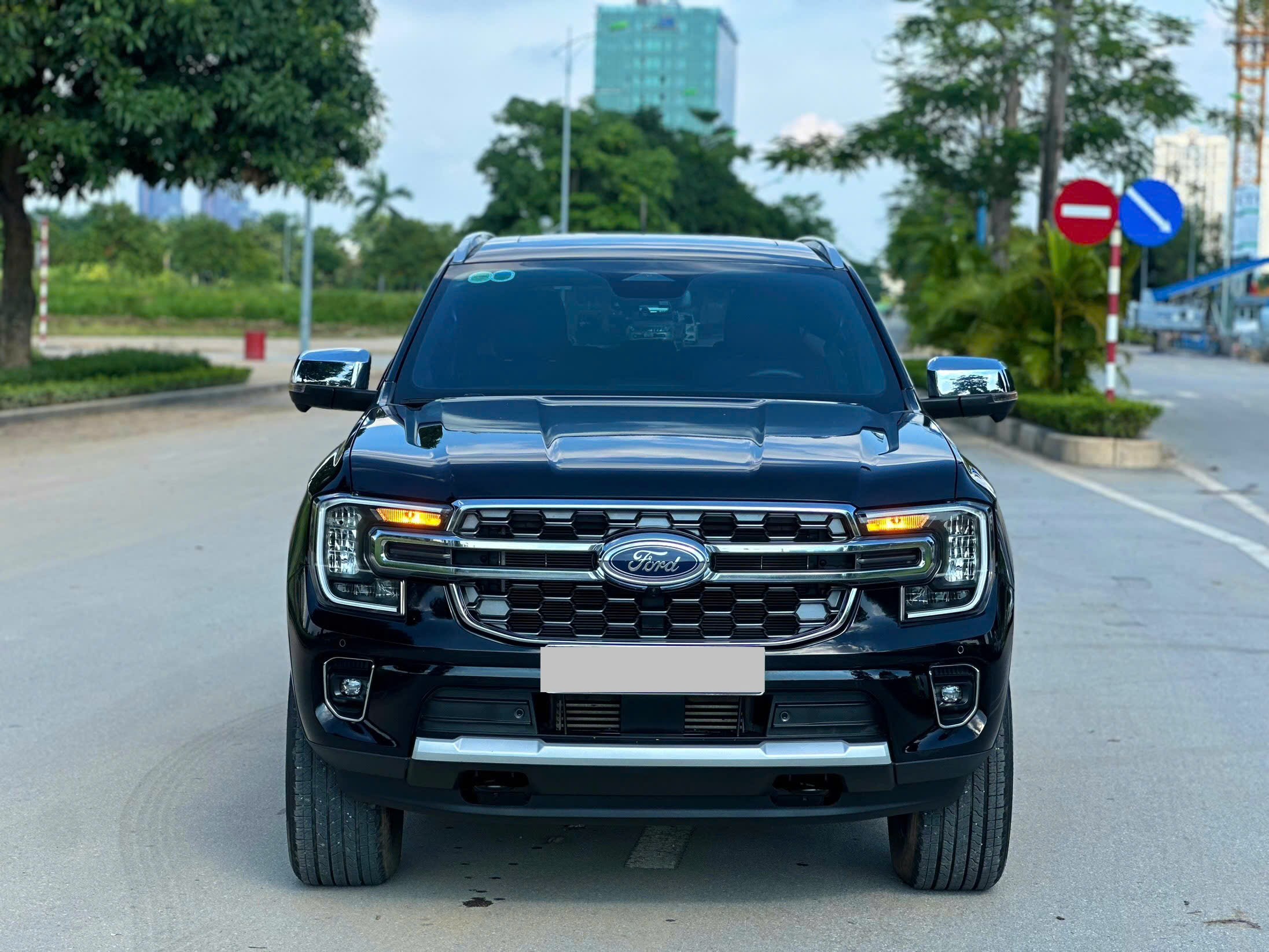 Hình ảnh xe Everest titanium 4x2 2024