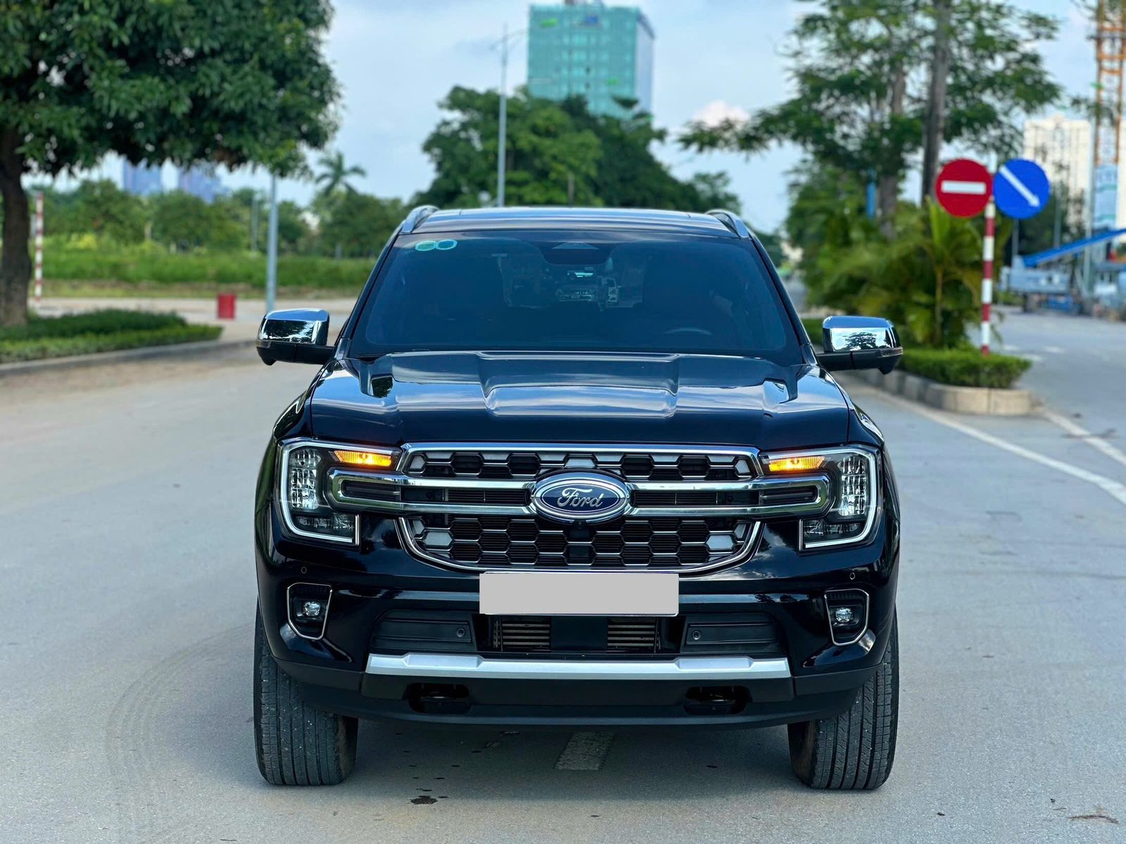 Hình ảnh xe Everest titanium 4x2 2024
