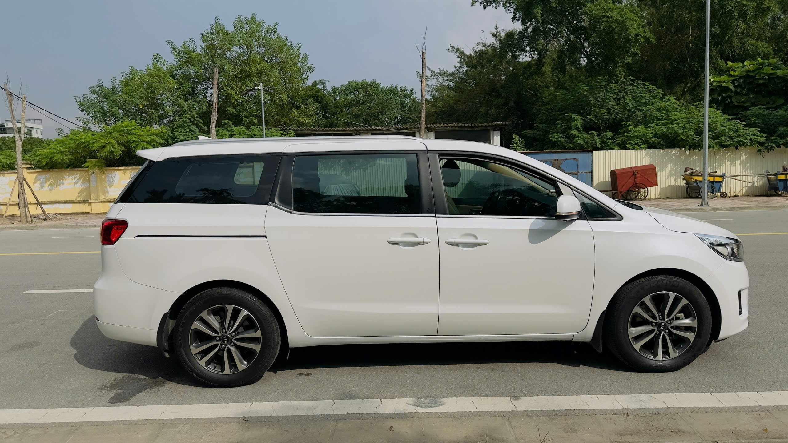 Hình ảnh xe Kia Sedona 2.2L DAT sản xuất 2017 máy dầu