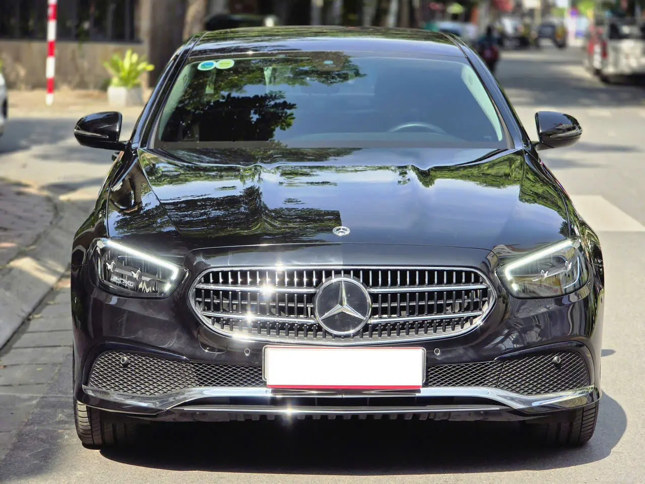 Hình ảnh xe MERCEDES-BENZ E-CLASS E180 2022 - 2.000KM