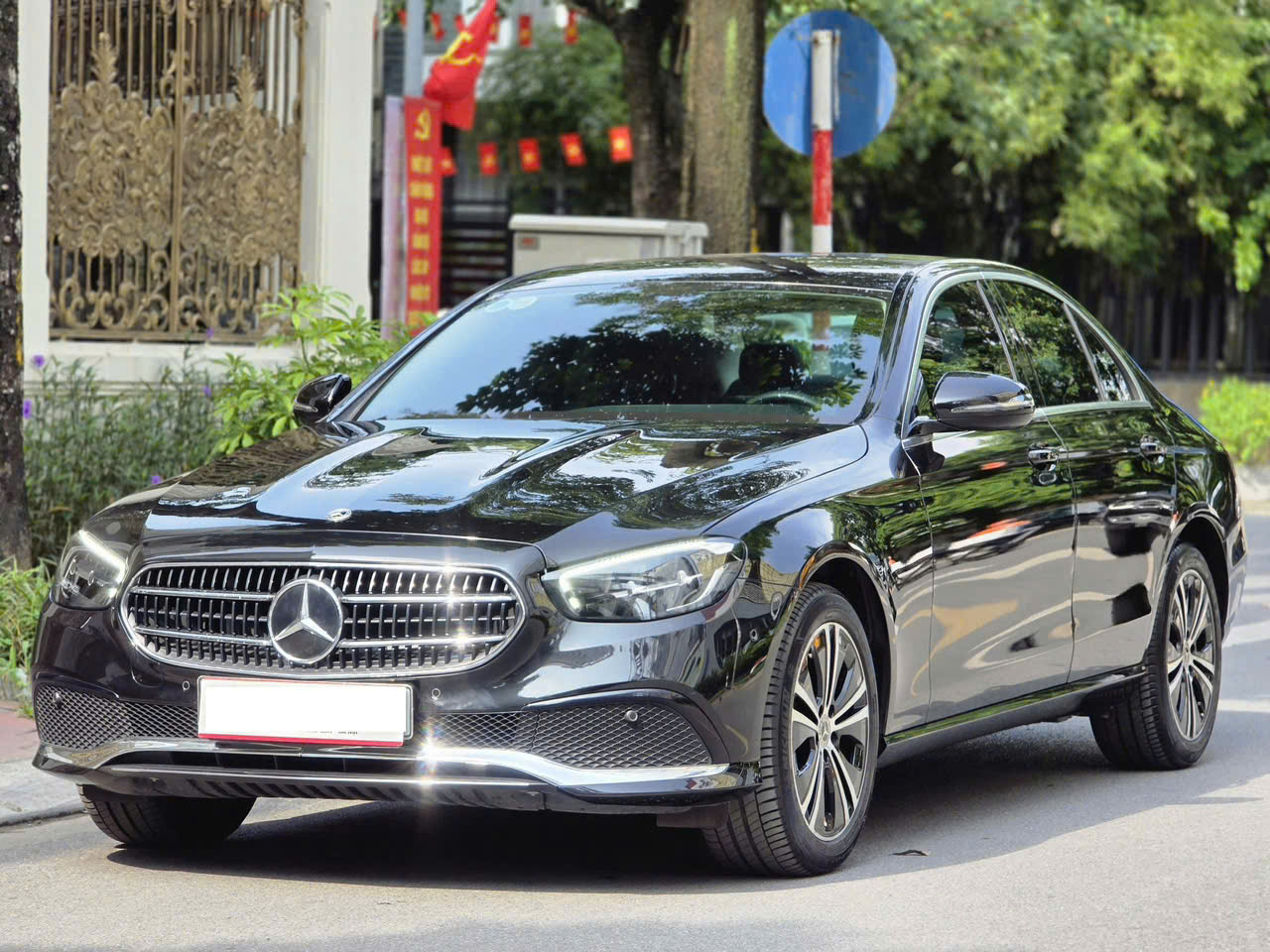 Hình ảnh xe MERCEDES-BENZ E-CLASS E180 2022 - 2.000KM