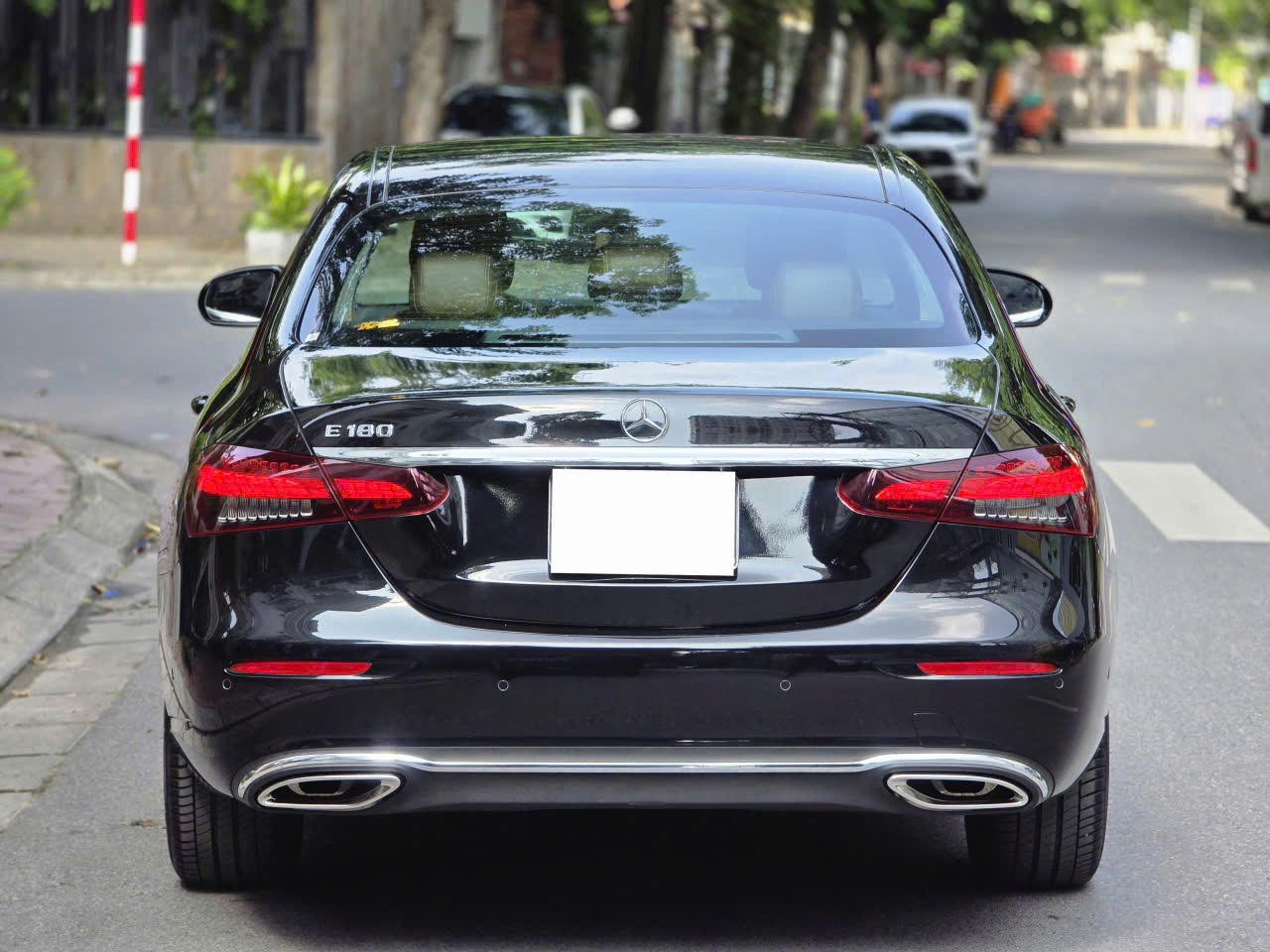 Hình ảnh xe MERCEDES-BENZ E-CLASS E180 2022 - 2.000KM