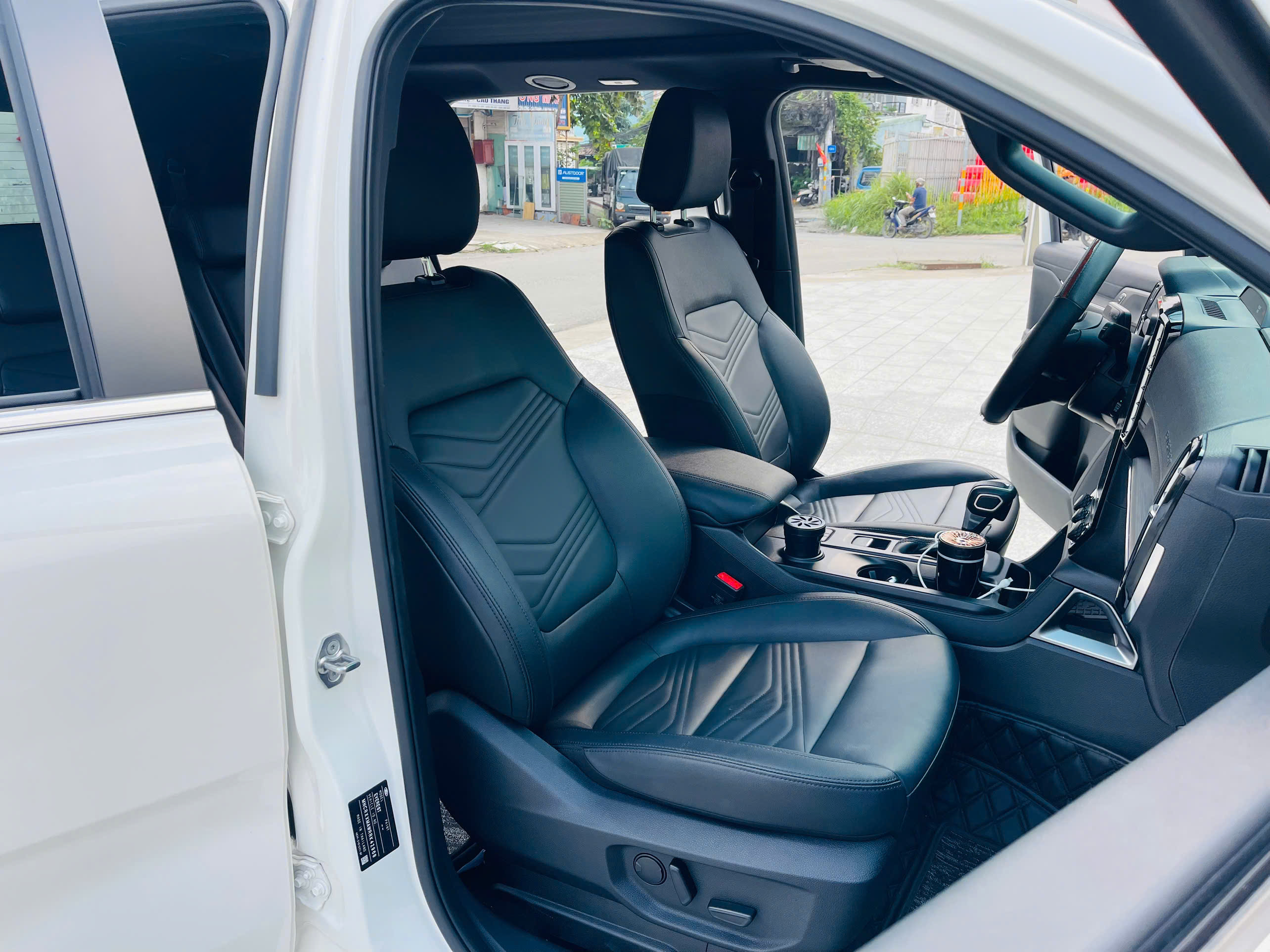 Hình ảnh xe FORD EVEREST 2024 - 7.600KM