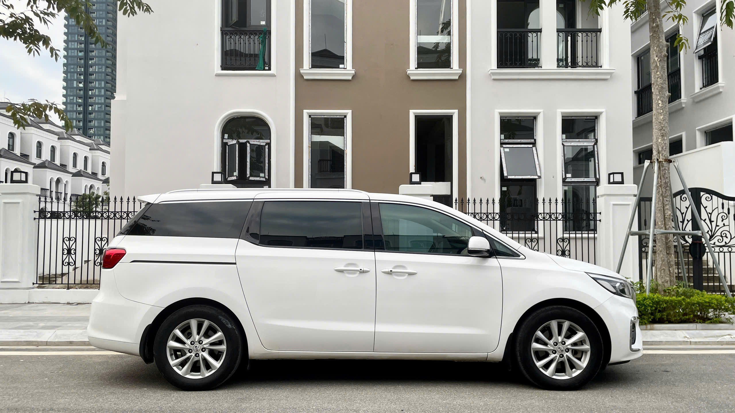 Hình ảnh xe KIA SEDONA 2.2D DELUXE TRẮNG 2020 - 250,000KM