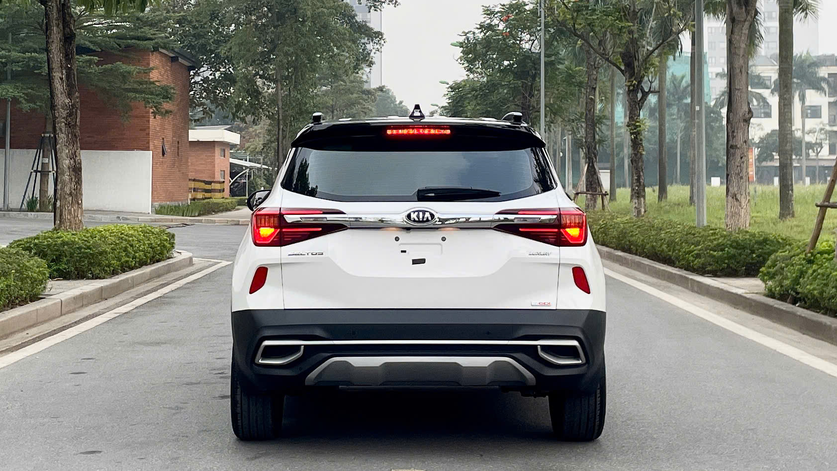 Hình ảnh xe KIA SELTOS LUXURY TRẮNG 2021 - 24,000KM
