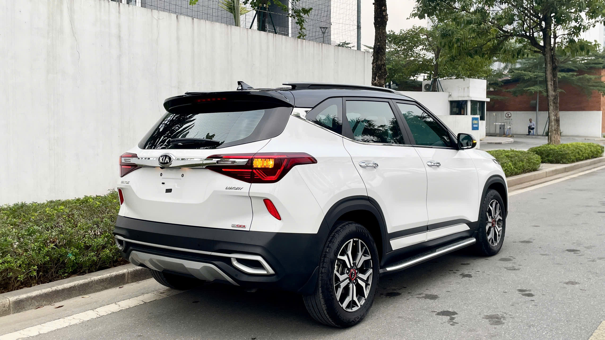 Hình ảnh xe KIA SELTOS LUXURY TRẮNG 2021 - 24,000KM