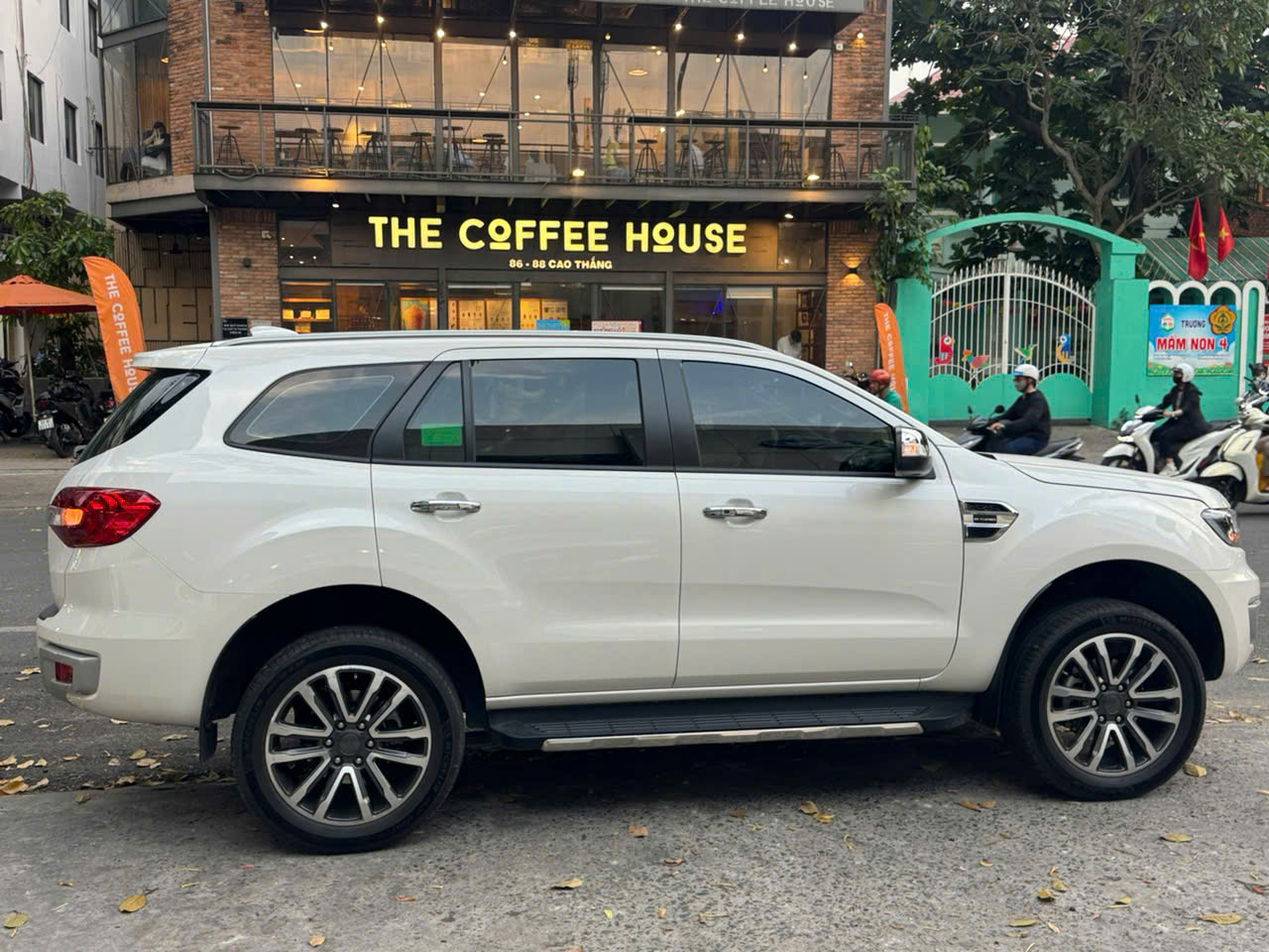 Hình ảnh xe FORD EVEREST 2022 - 20,000KM