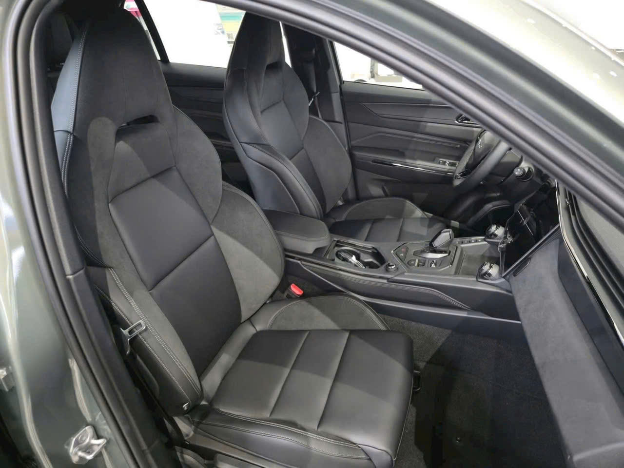 Hình ảnh xe LYNK & CO 01 2025