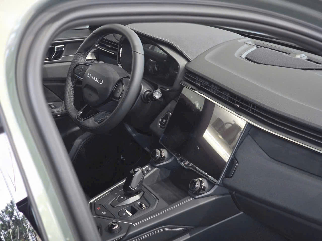 Hình ảnh xe LYNK & CO 01 2025