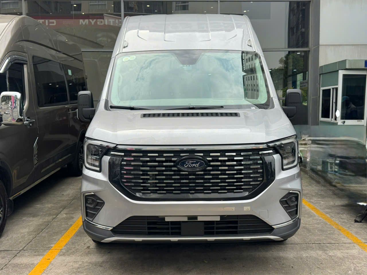 Hình ảnh xe FORD TRANSIT 2024 - 3,700KM