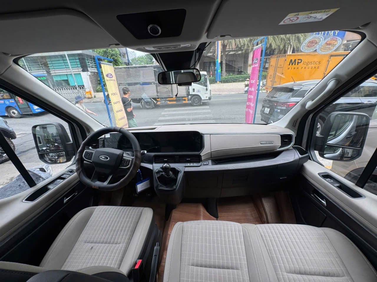 Hình ảnh xe FORD TRANSIT 2024 - 3,700KM