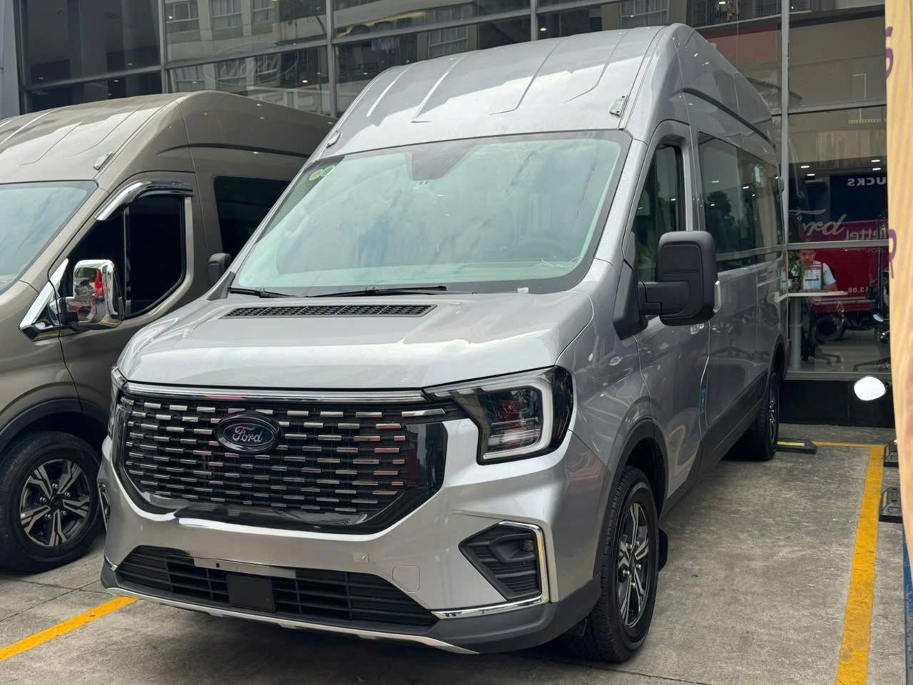 Hình ảnh xe FORD TRANSIT 2024 - 3,700KM