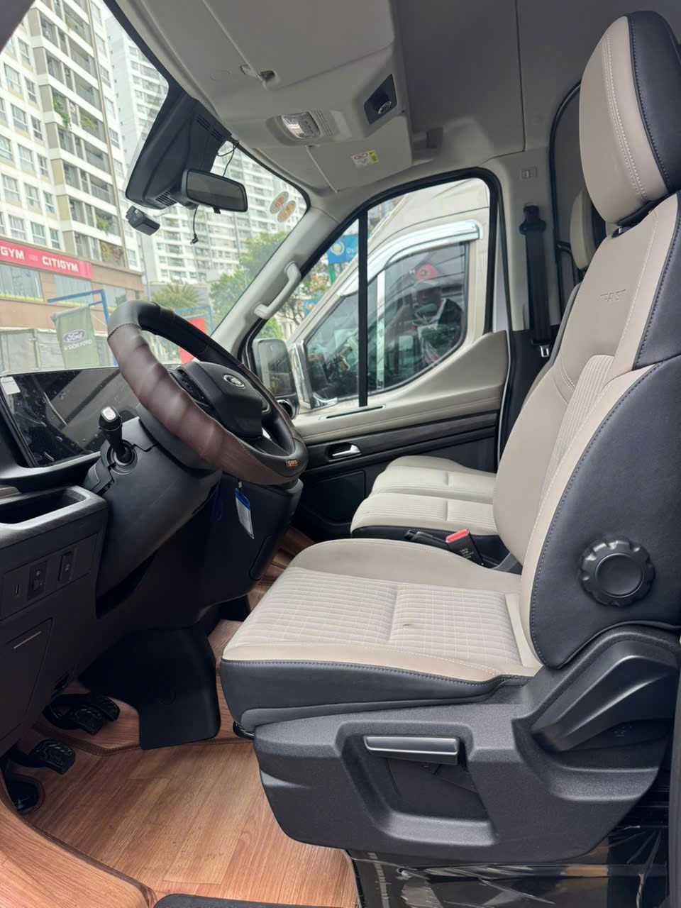 Hình ảnh xe FORD TRANSIT 2024 - 3,700KM